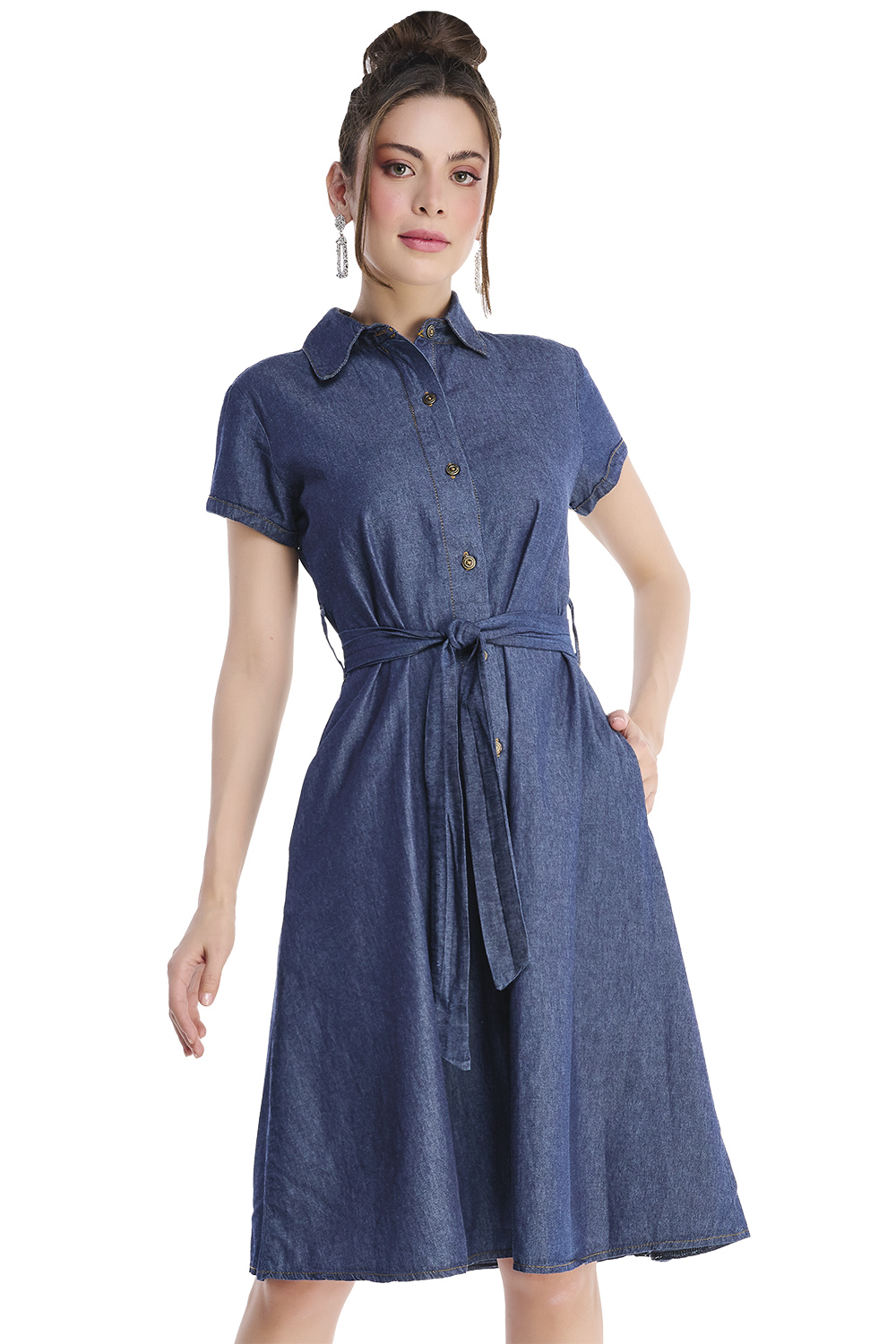 Vestido Color Azul Oscuro, Tela Mezclilla Ligera, Algodón, Cuello Camisero, Botones Ocultos Habilitados, Manga Corta, Falda Circular, Cinturón de la misma Tela, Largo Midi