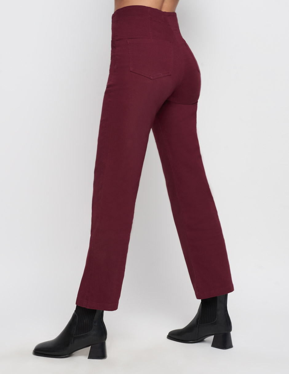Pantalón para mujer de gabardina en color tinto. Cuenta con tiro alto a la cintura, su corte es recto y su largo llega al tobillo. Tela stretch. Detalles prácticos, como dos botones y cierre en la parte superior.