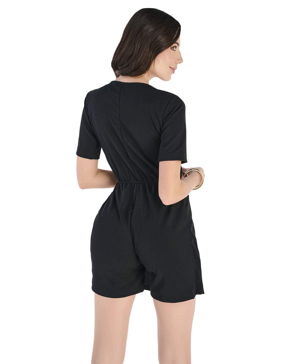 Jumper Shorts, Falda Simulada al Frente, Tela Stretch, Color Negro, Escote en V Cruzado, Manga Corta, Elástico Delgado en Cintura, Falda Cruzada, Ajuste con Cordón en Moño