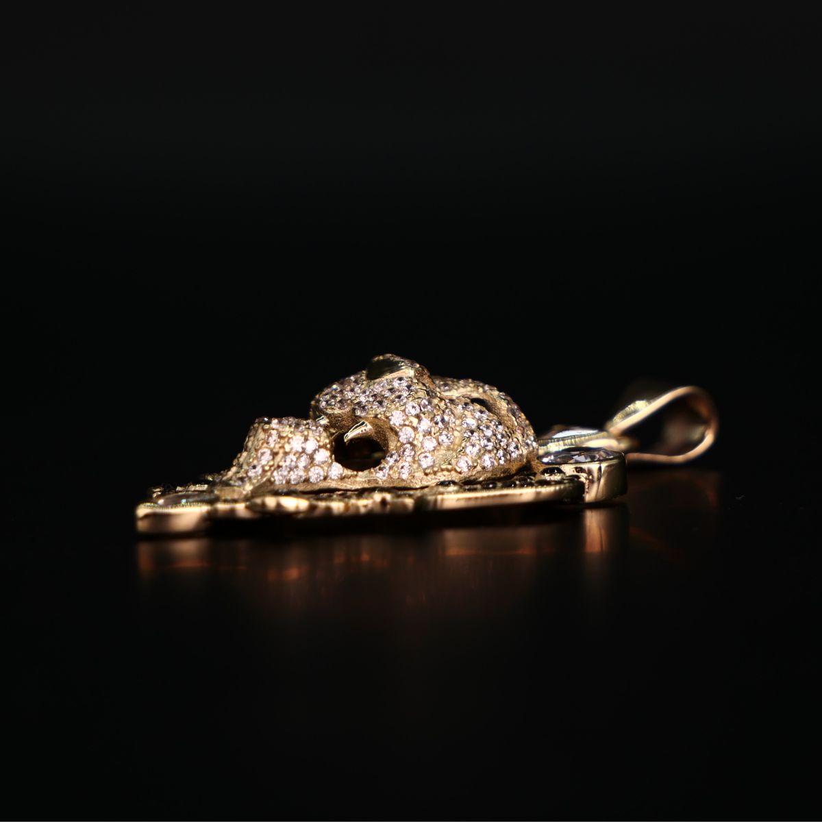 Dije León de Oro 10k con piedra zirconia.