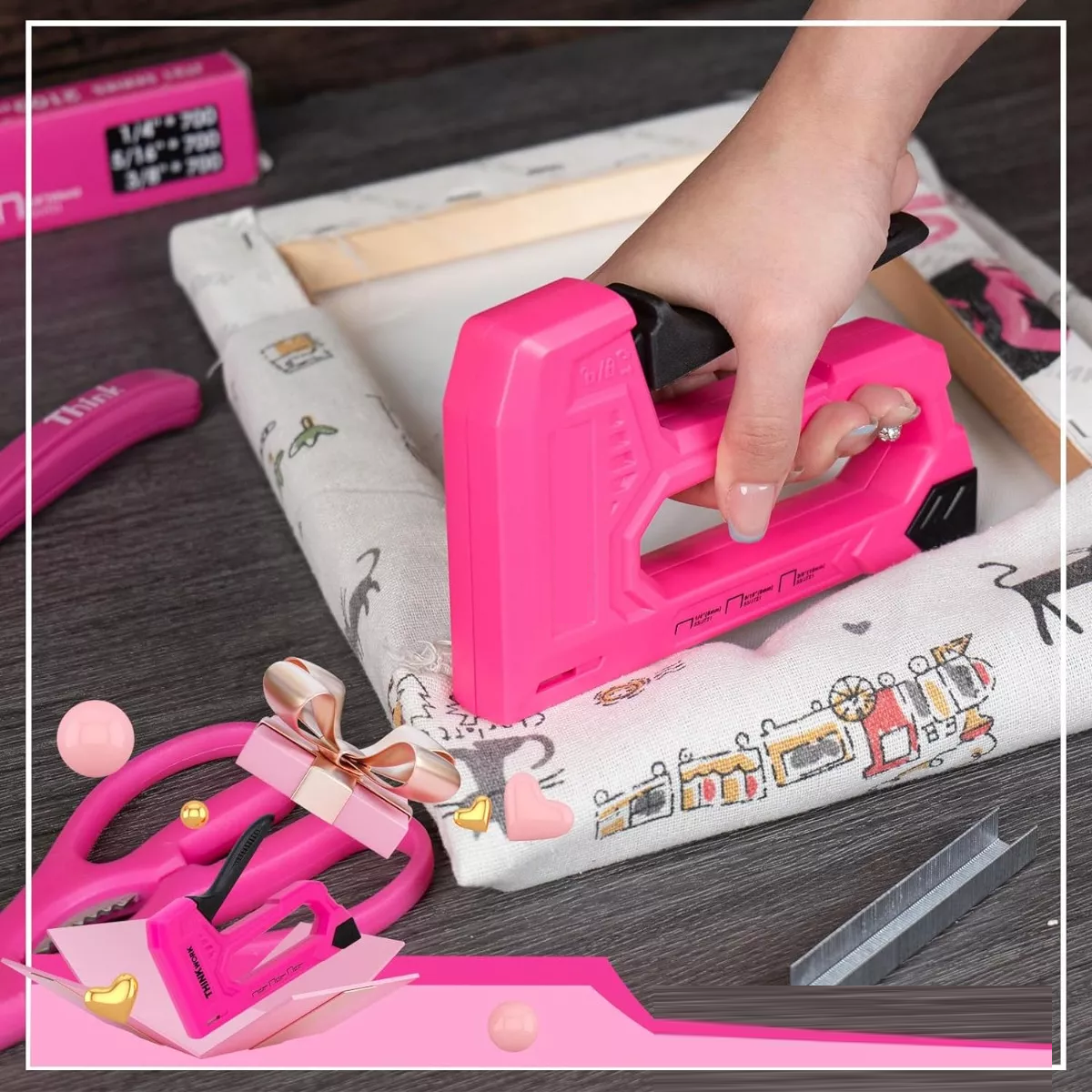 Engrapadora Pistola Ligera Para Tapiceria 2100 Grapas 3 En 1 Rosa.