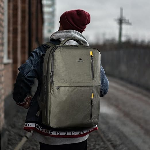 A MATEIN Mochila de Viaje, Mochila para Laptop con Puerto de Carga USB, Mochila de Viaje 10 kg Avión de 17.3 pulgadas, Verde.