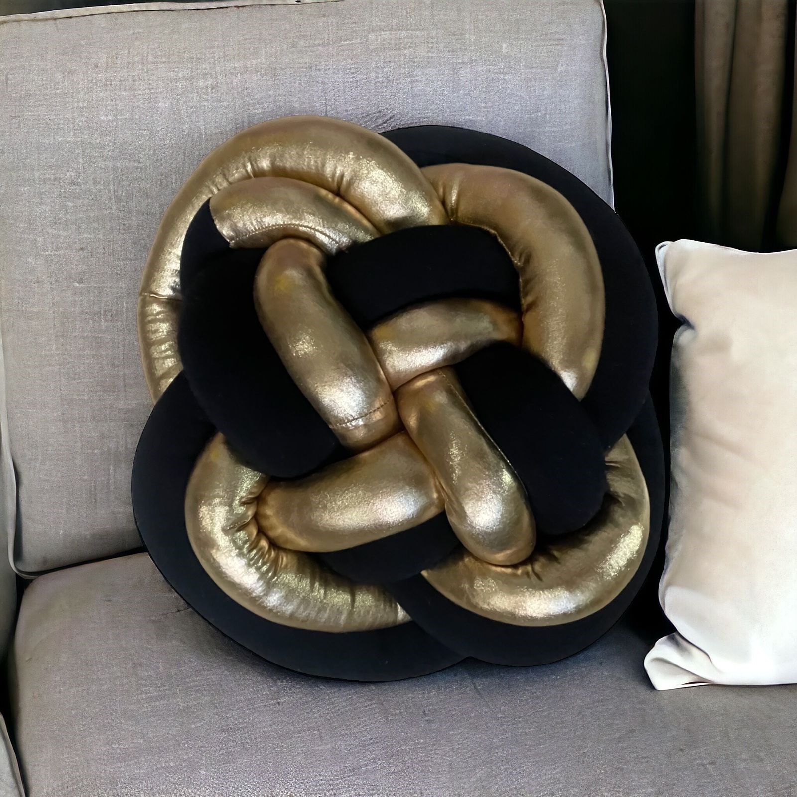 Cojin Nudo Flor Dorado con Negro Decoración Hogar