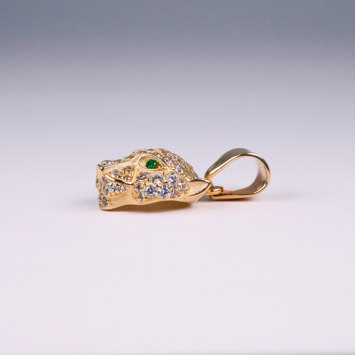 Dije jaguar de oro 10k piedra zirconia .