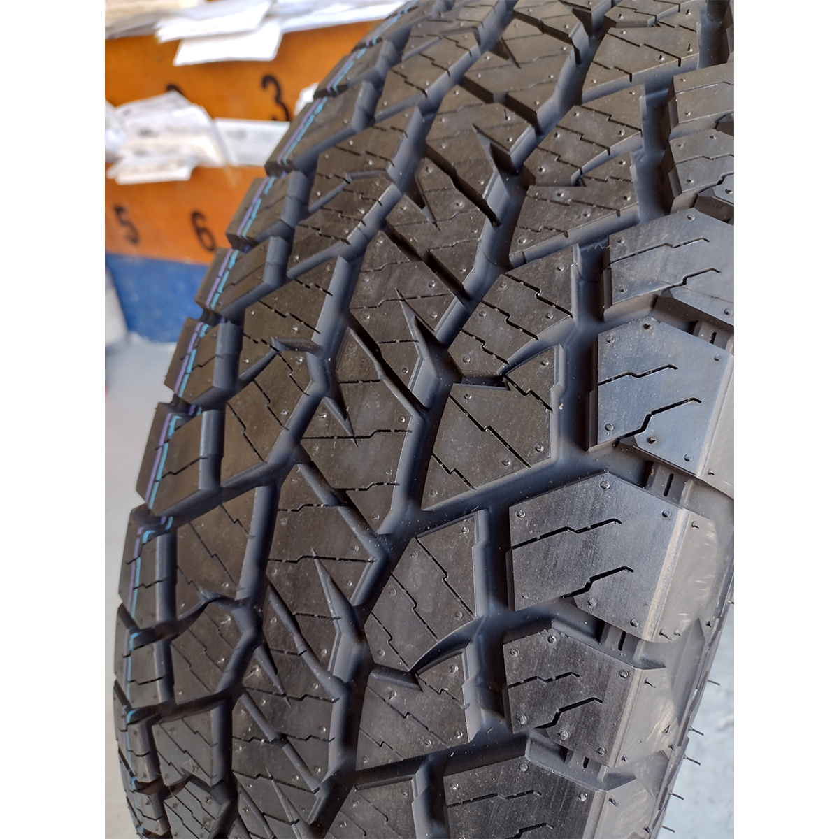 LLANTA 285/75R16 HANKOOK RF11 ALLTERRAIN 10C LT 126/123S.