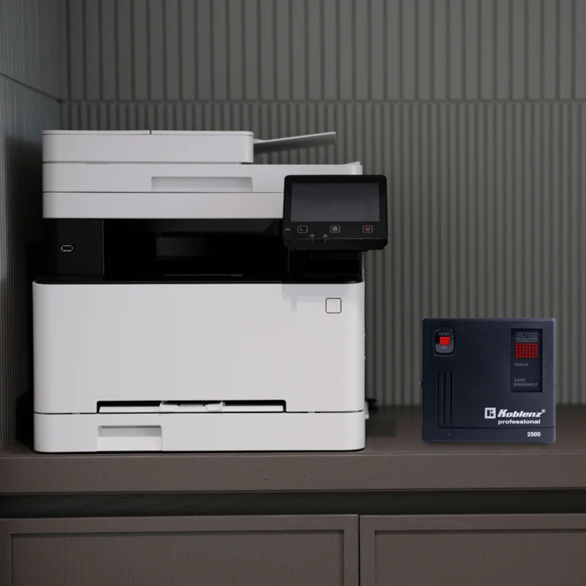 Regulador de Voltaje Koblenz ER-2550 6 Contactos 2500 VA / 2000 W ENDY3.