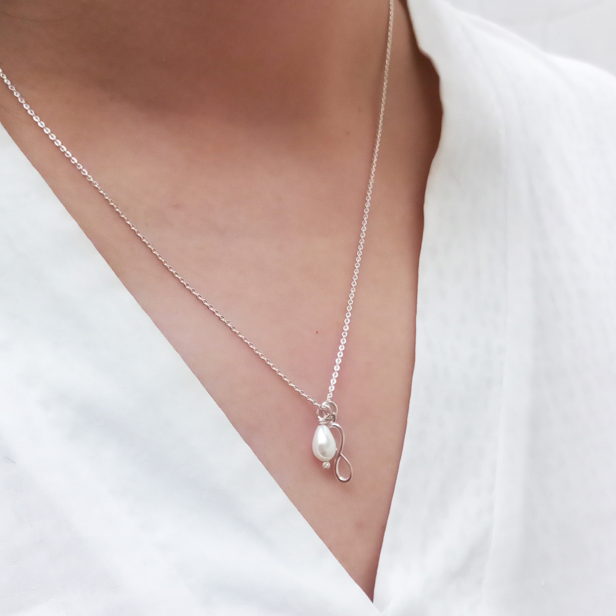 Dije Infinito con Perla Cultivada y Cadena de Plata .925 Por Anante Joyería.