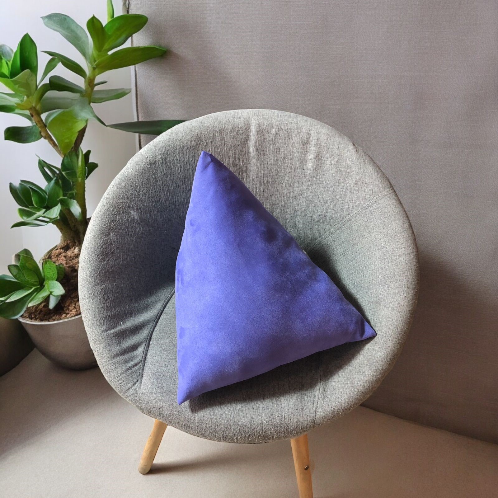 Cojin Triangular tipo Costal Lila Suede Decorativo Suave