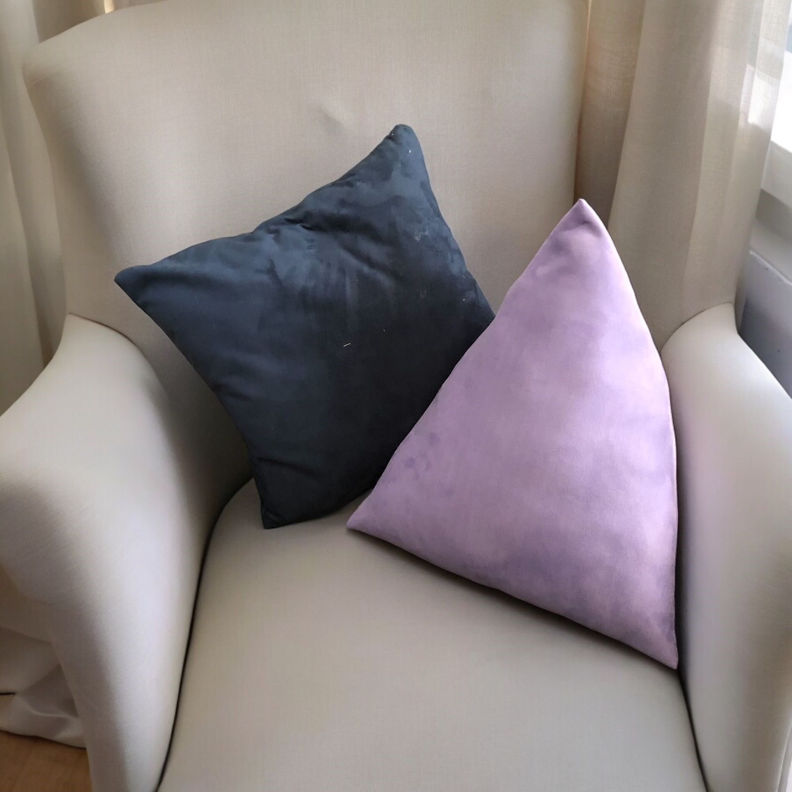 Cojin Triangular tipo Costal Lila Suede Decorativo Suave