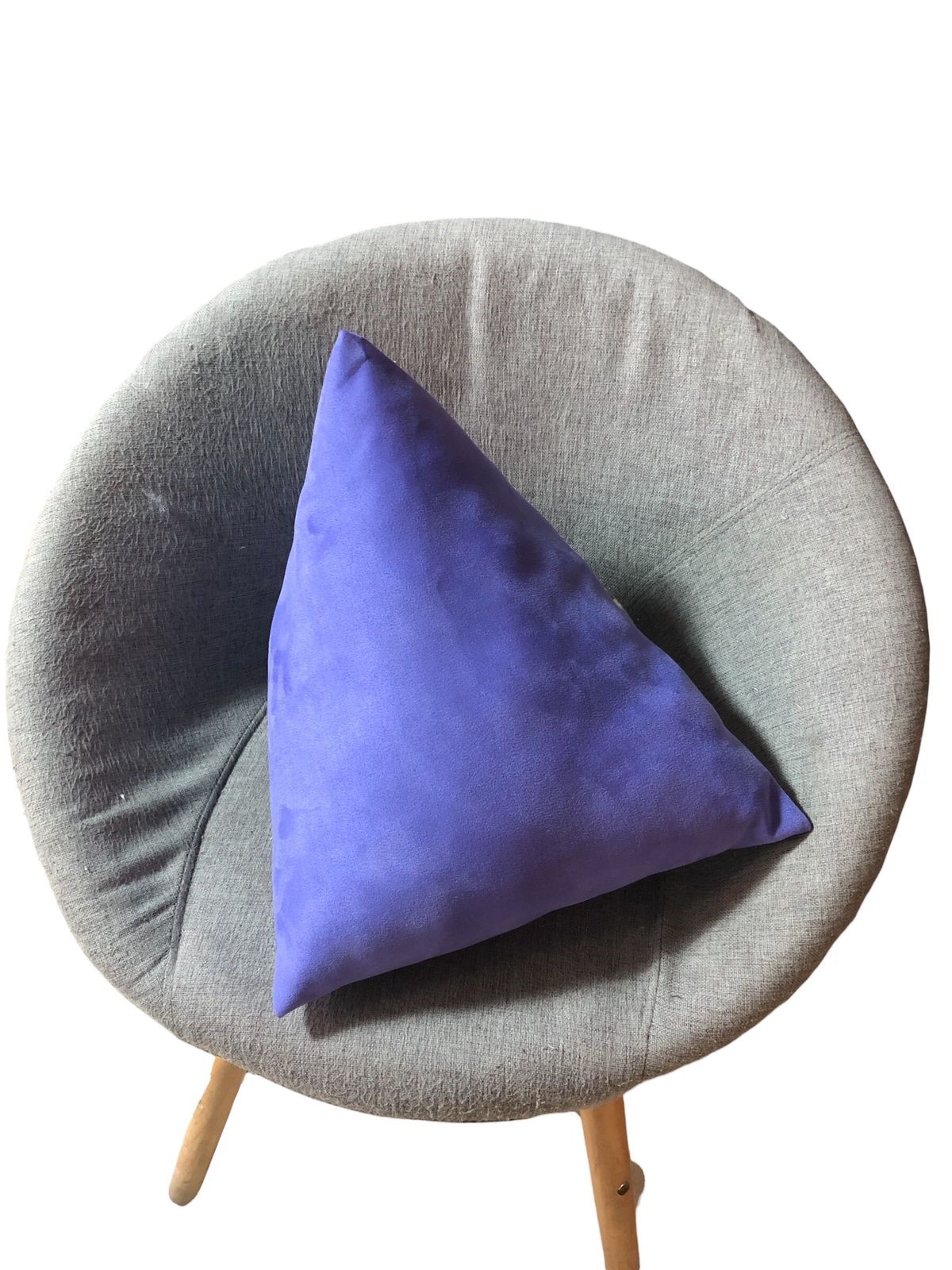 Cojin Triangular tipo Costal Lila Suede Decorativo Suave
