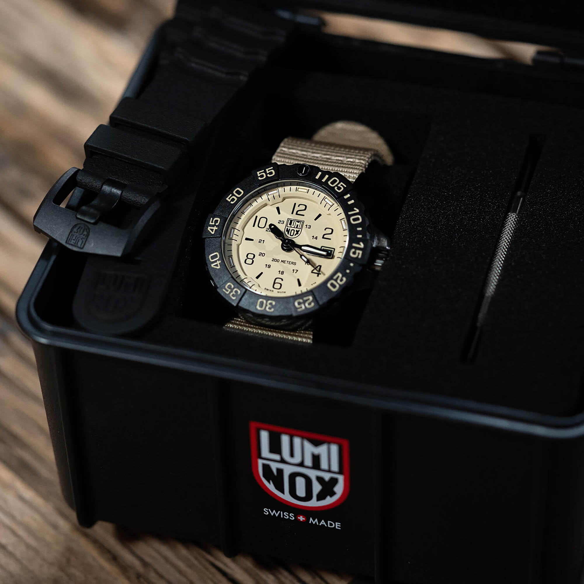 Set Reloj y Correa Luminox para Hombre XS.3251.CBNSF.S Negro .