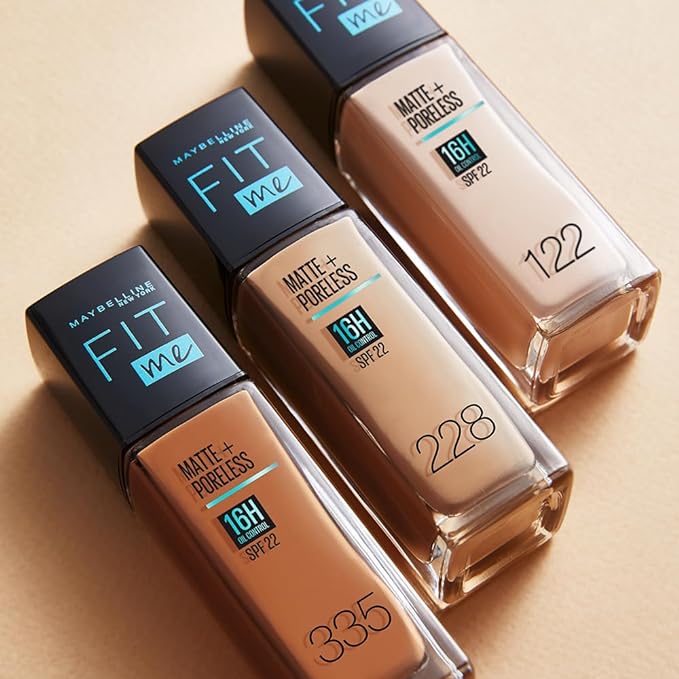 A Maybelline Base de maquillaje matificante Fit Me Matte, tono 220 Natural Beige, 110g.