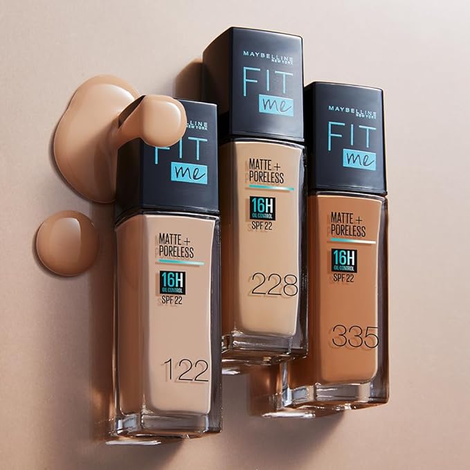 A Maybelline Base de maquillaje matificante Fit Me Matte, tono 220 Natural Beige, 110g.