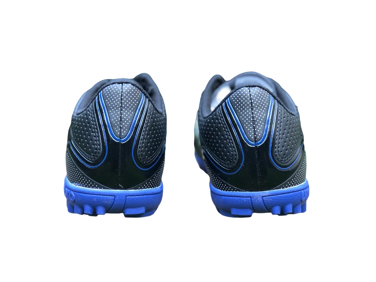 Tenis Umbro Classico XII TF Negro Multitaco Calzado Fútbol Rápido.