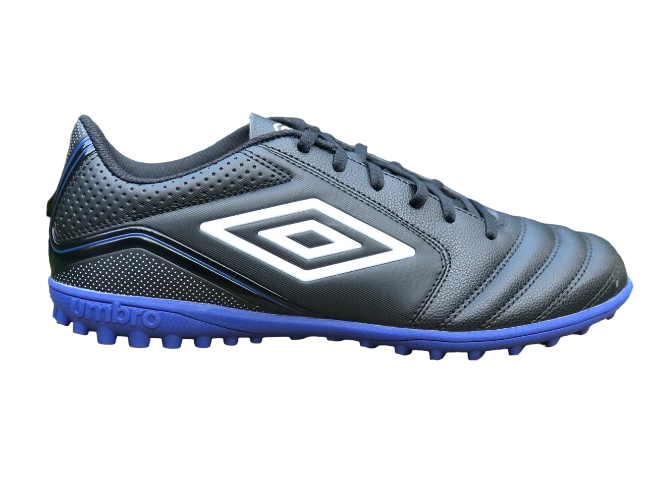 Tenis Umbro Classico XII TF Negro Multitaco Calzado Fútbol Rápido.