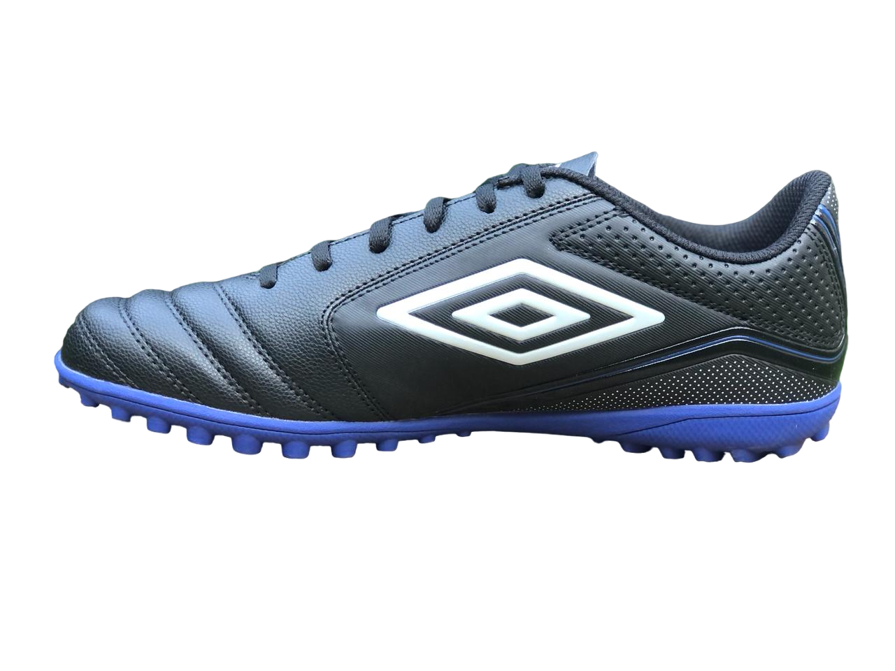 Tenis Umbro Classico XII TF Negro Multitaco Calzado Fútbol Rápido.