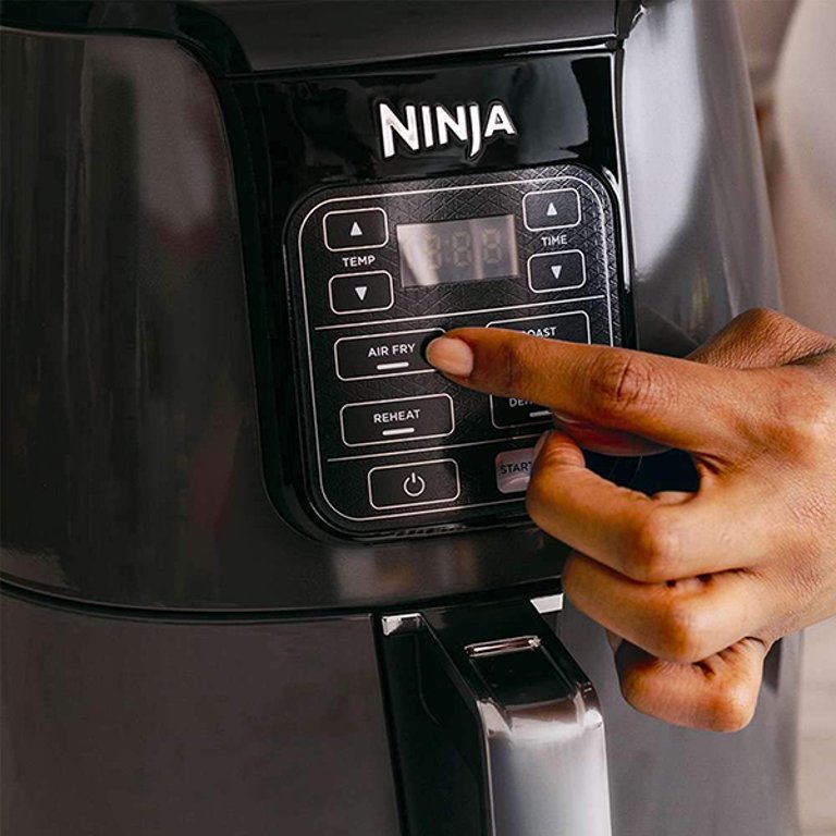 Freidora de aire con capacidad de 4QT NINJA AF100 NINJA AF100