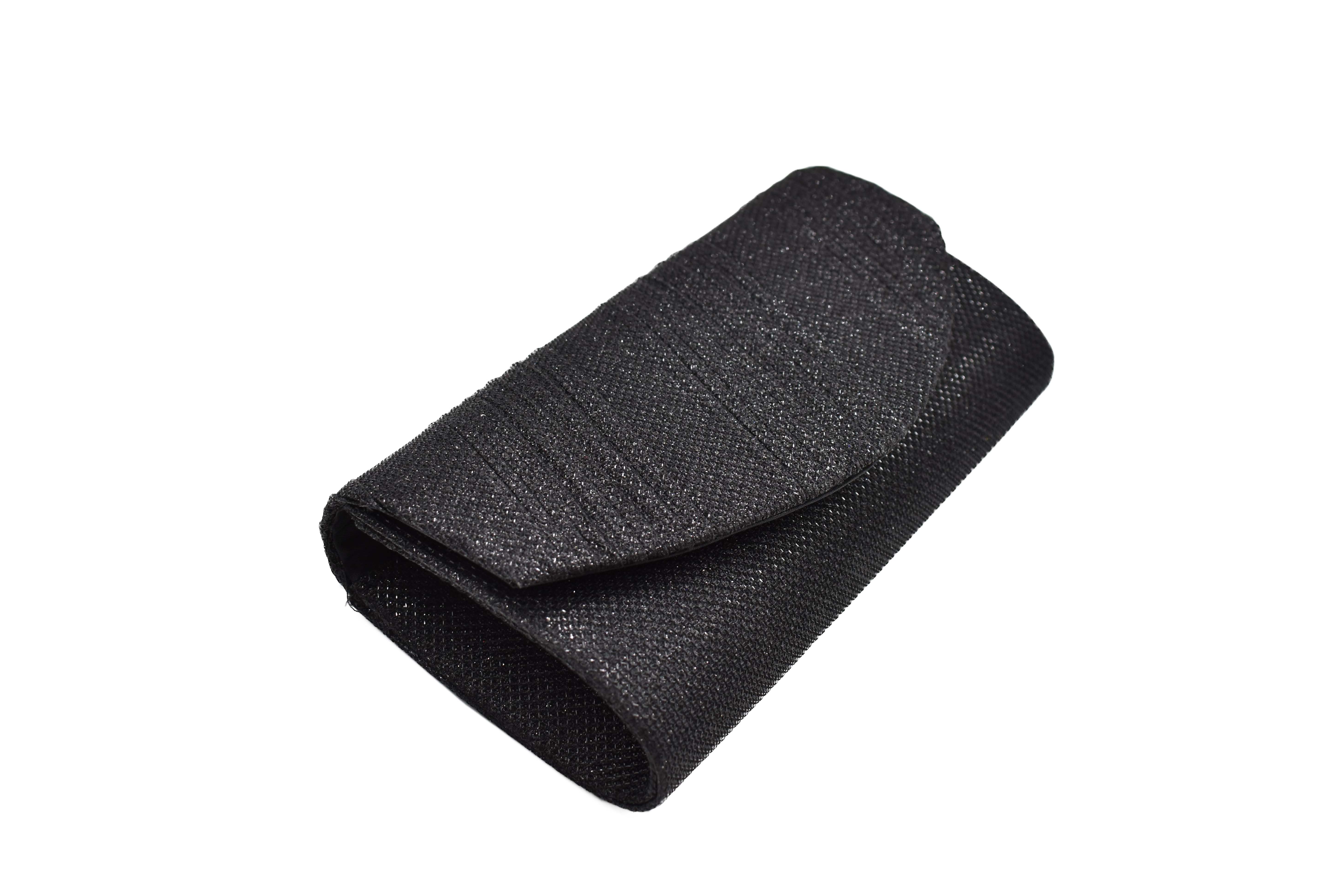 Bolsa clutch negro con detalle de líneas y brillos 