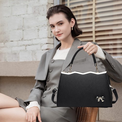 Bolso Bandolera Negra Dama Mano Impermeable De Viaje Laptop negro detalle dorado