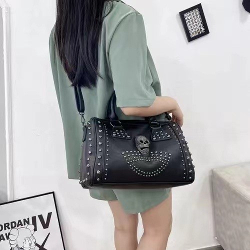 Bolso de Mano Gótico de Cuero Color Negro calavera