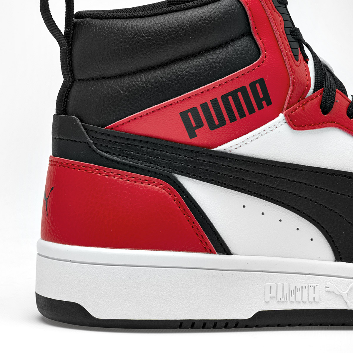 TENIS URBANO HOMBRE DE Puma ESTILO 392326-04 COLOR BLANCO ROJO NEGRO.