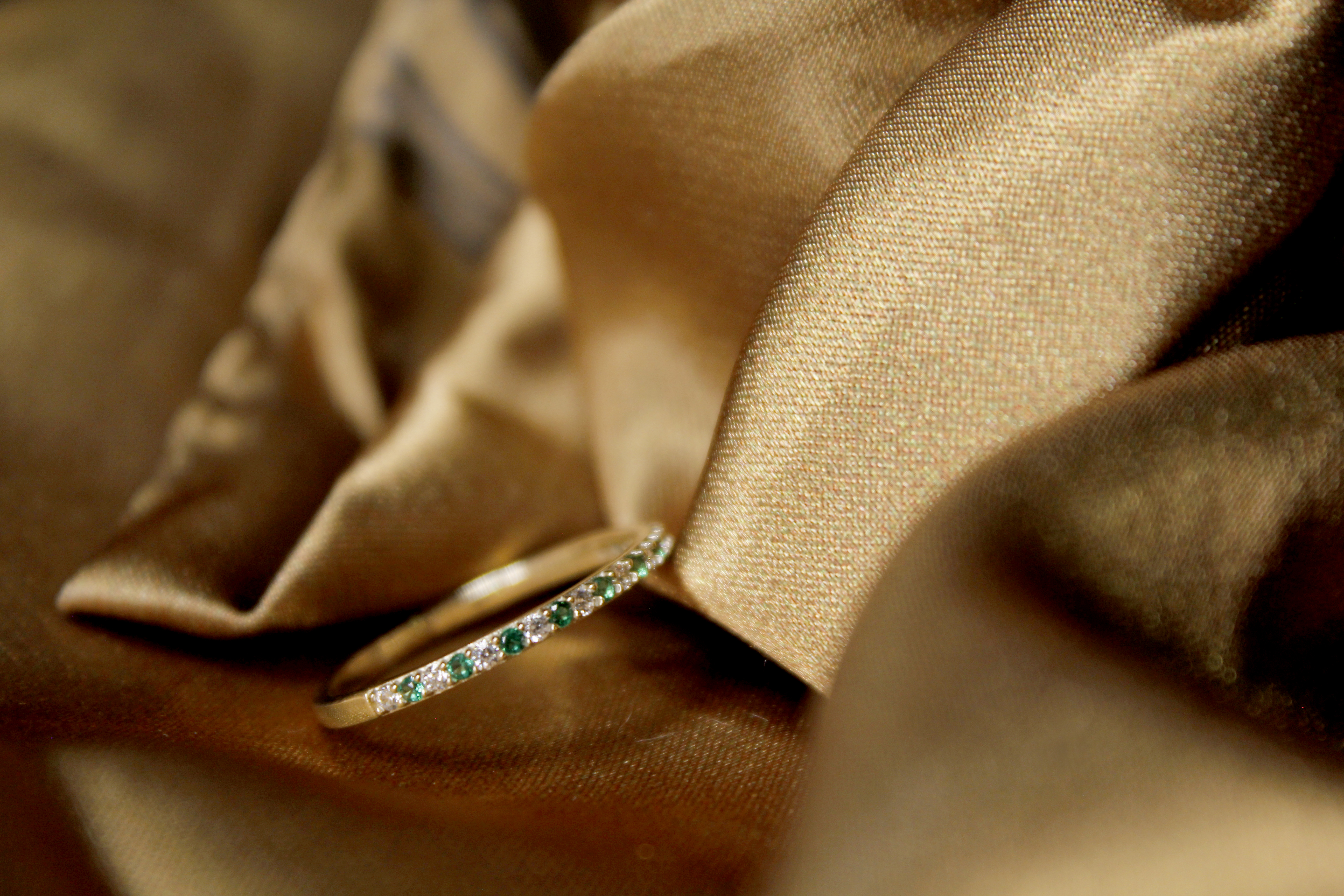 Anillo Churumbela Oro 10k Piedra Zirconia Verde y Blanco