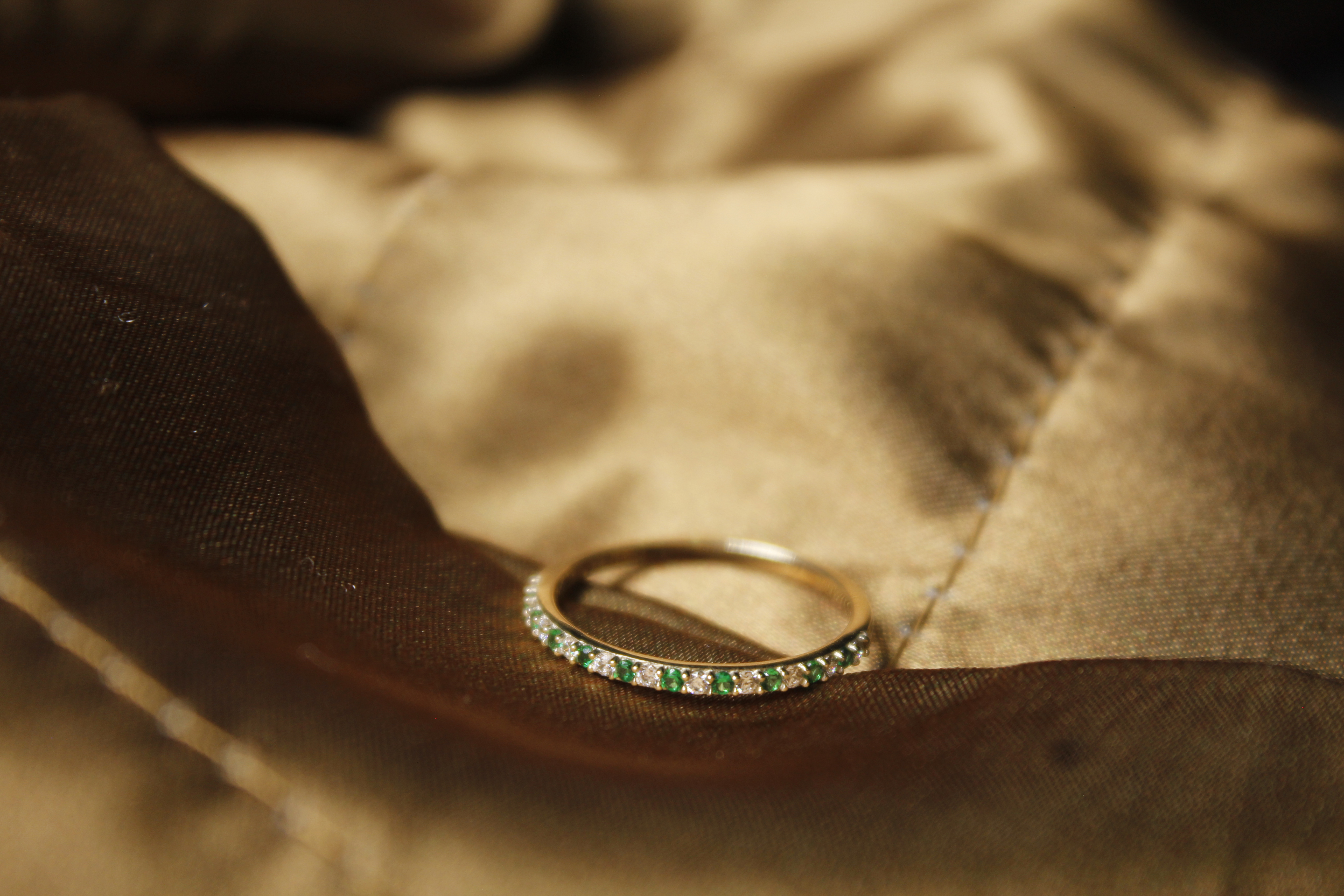 Anillo Churumbela Oro 10k Piedra Zirconia Verde y Blanco