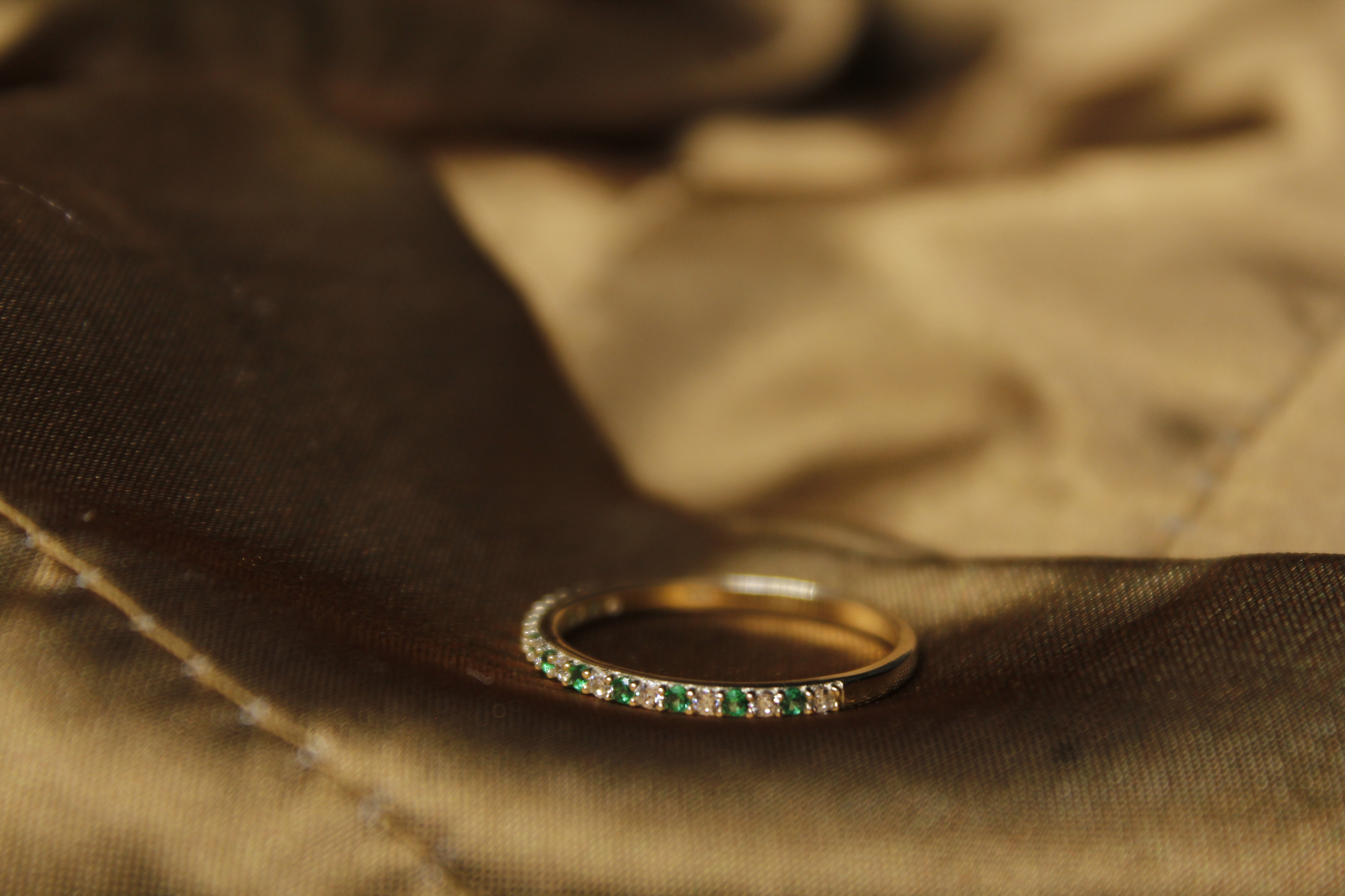 Anillo Churumbela Oro 10k Piedra Zirconia Verde y Blanco