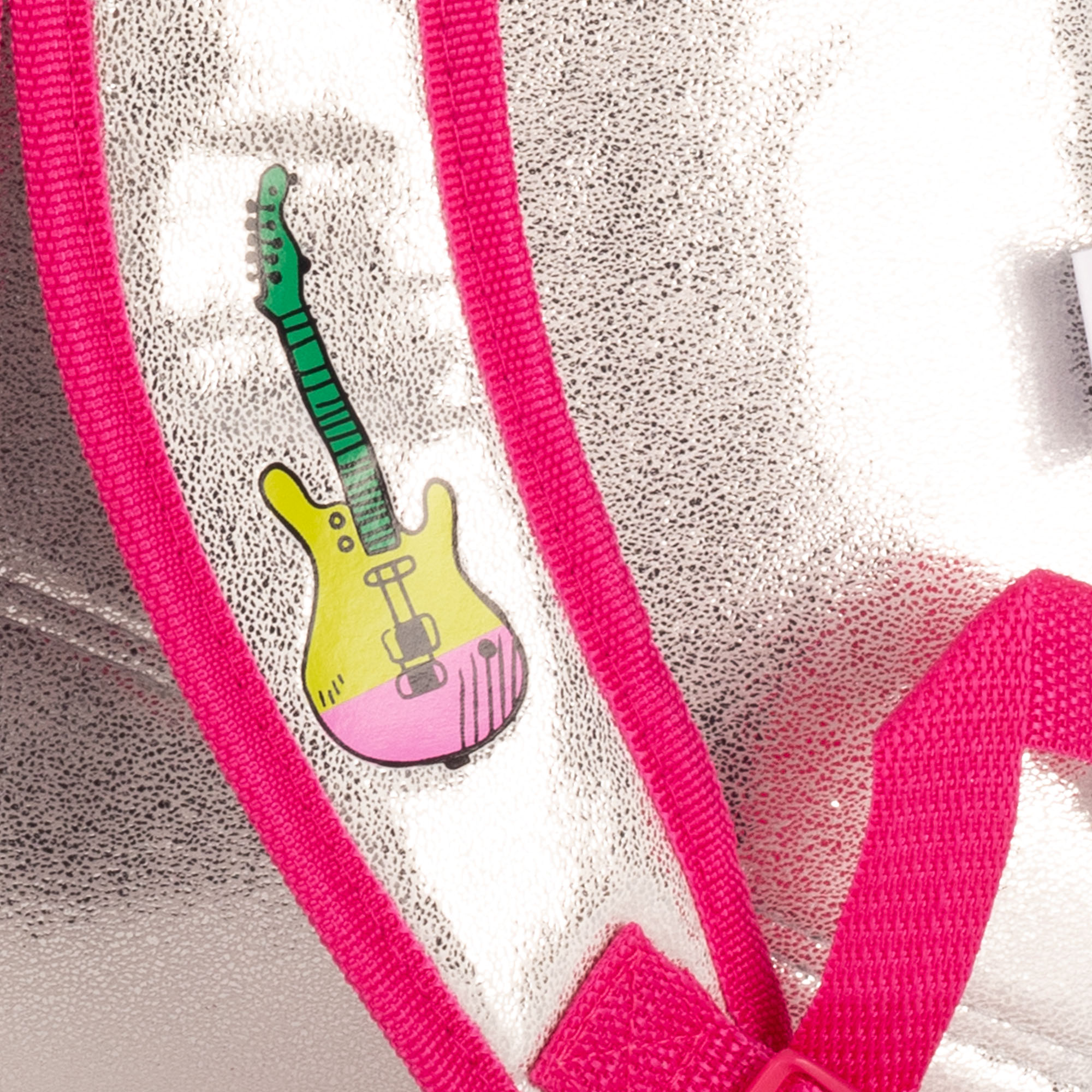 Mochila Escolar Jojo Siwa color plateado diseño estampado.