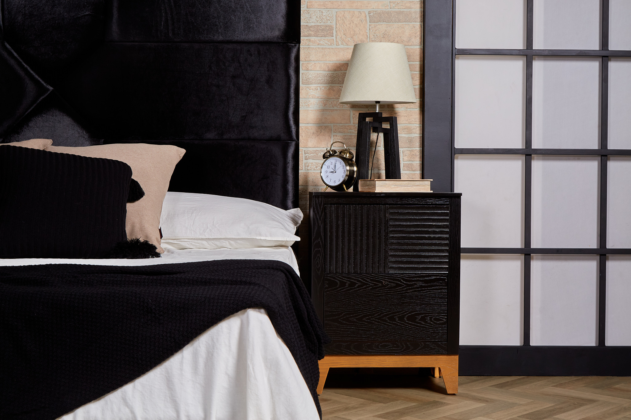 Cabecera de Cama King Size Tapizada en Tela Negra Acolchada con Hule Espuma y Estructura de Madera Industrial
