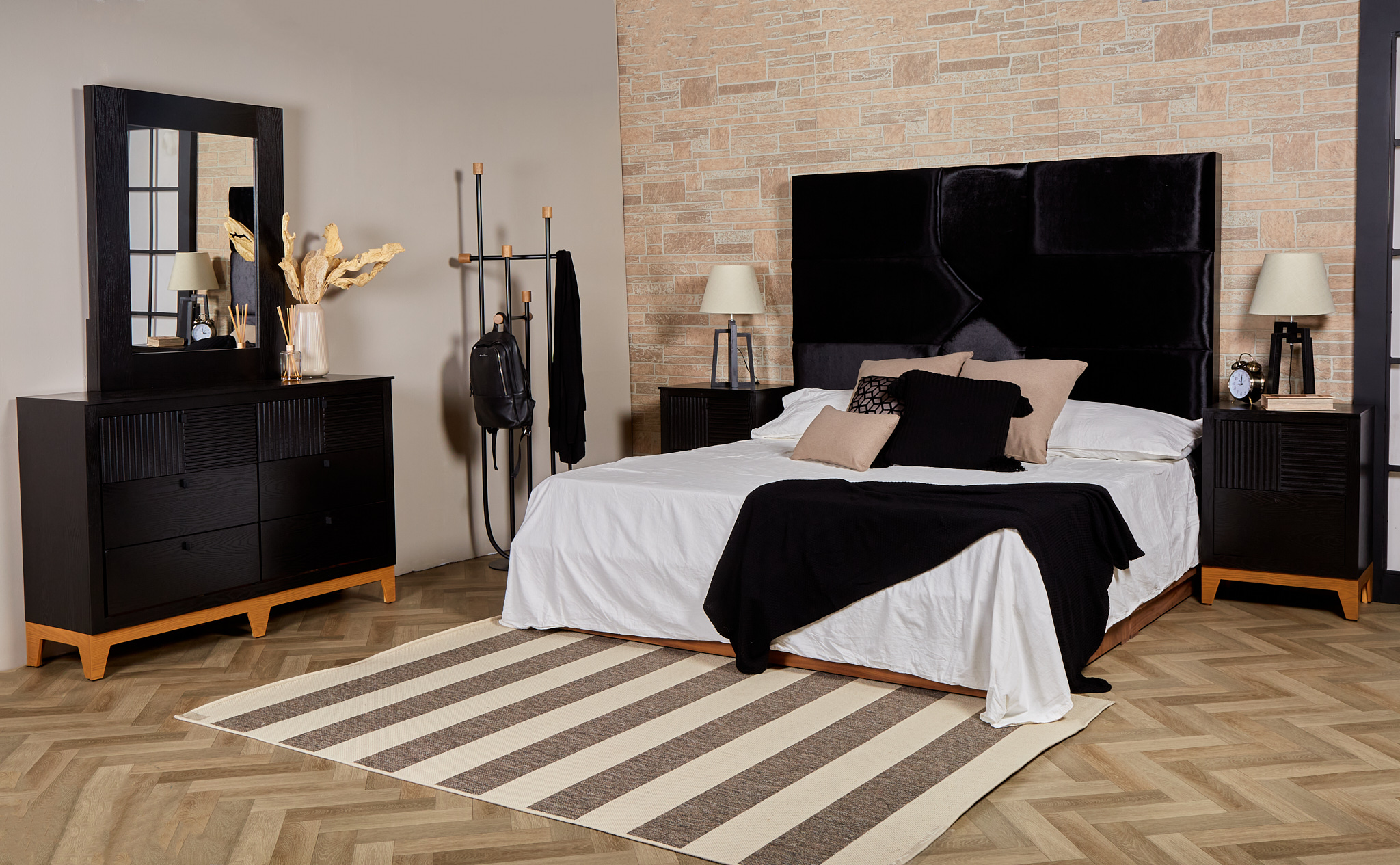 Cabecera de Cama King Size Tapizada en Tela Negra Acolchada con Hule Espuma y Estructura de Madera Industrial