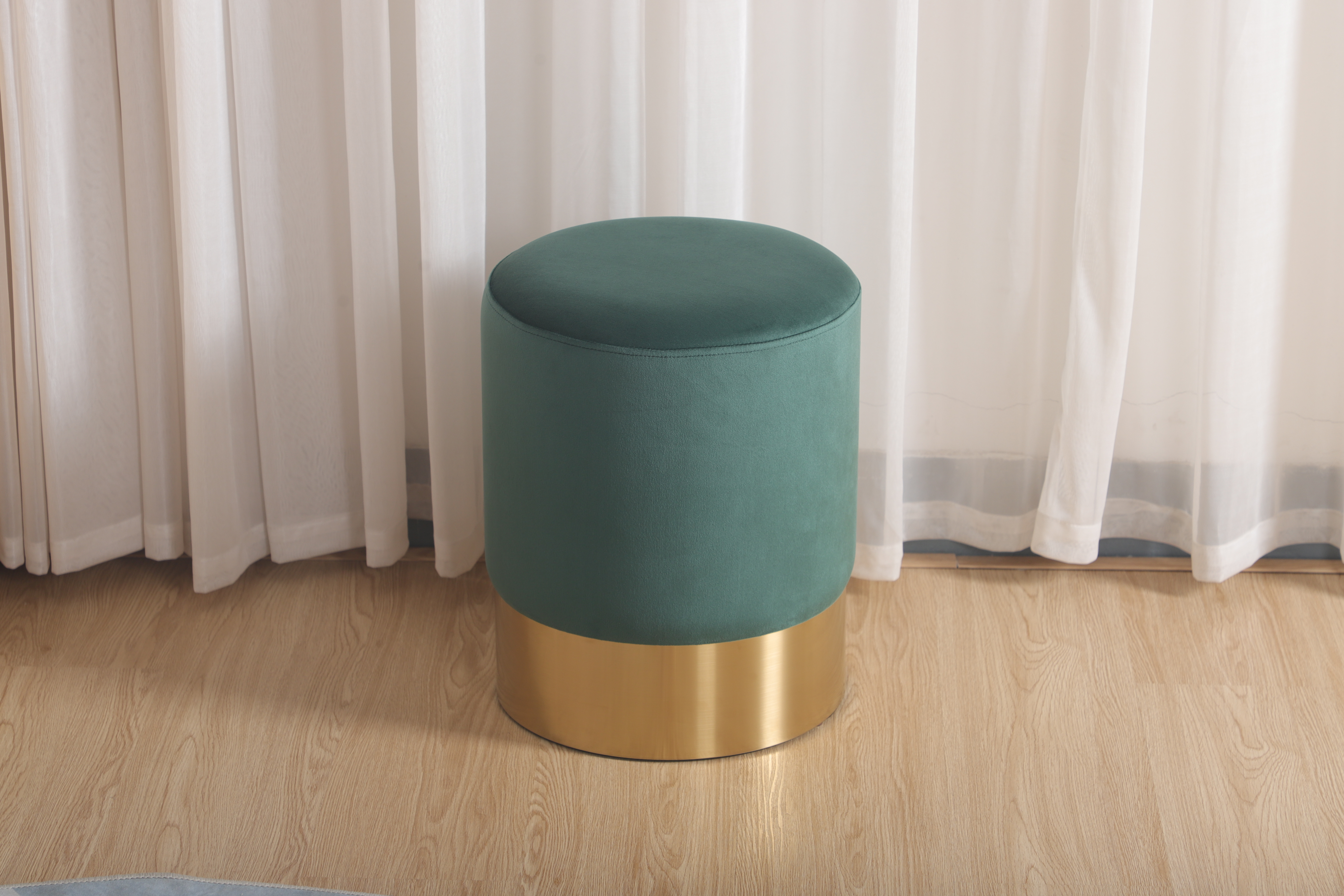 Taburete Cilíndrico Tapizado en Terciopelo Verde con Base de Acero Inoxidable en Acabado Dorado