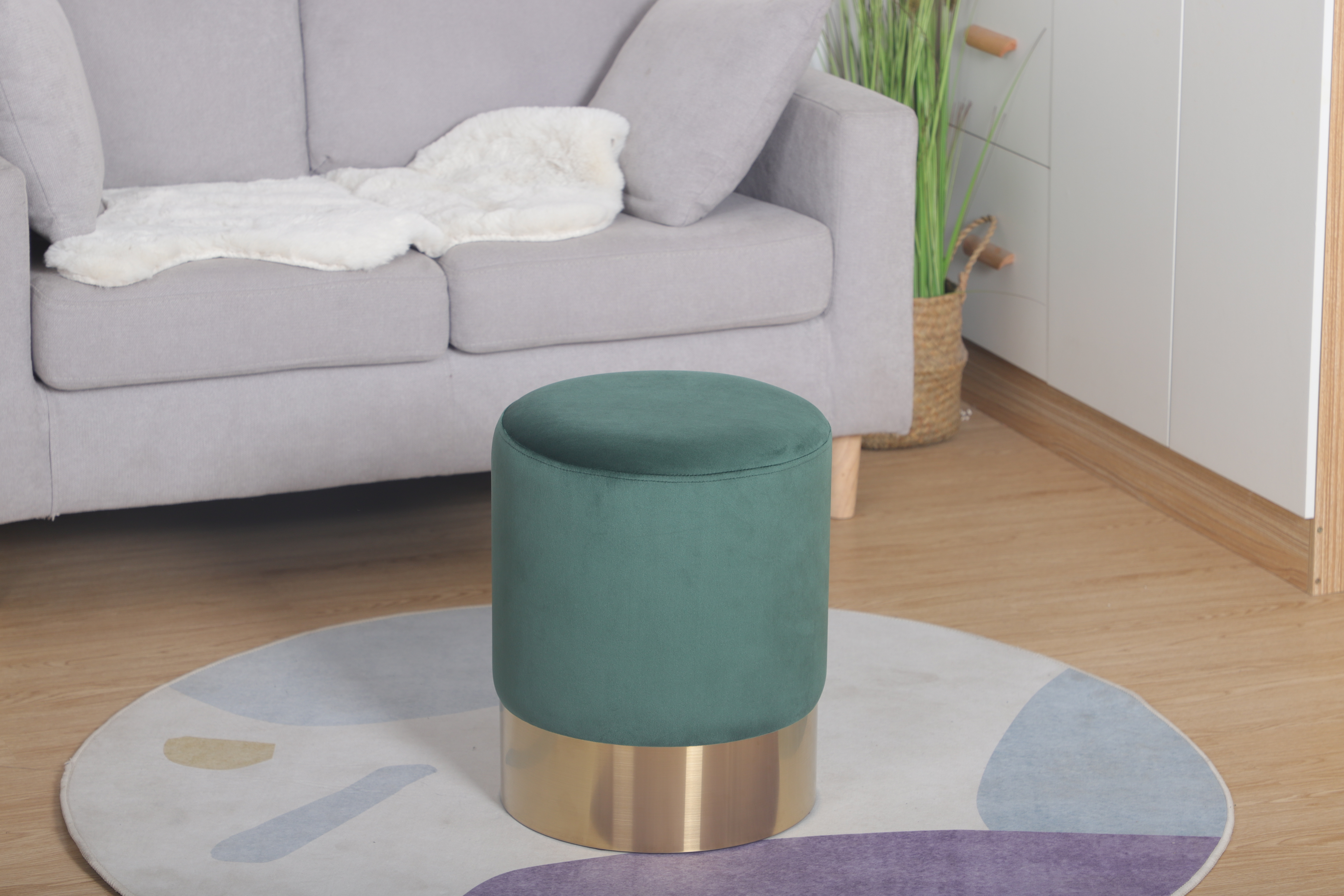 Taburete Cilíndrico Tapizado en Terciopelo Verde con Base de Acero Inoxidable en Acabado Dorado