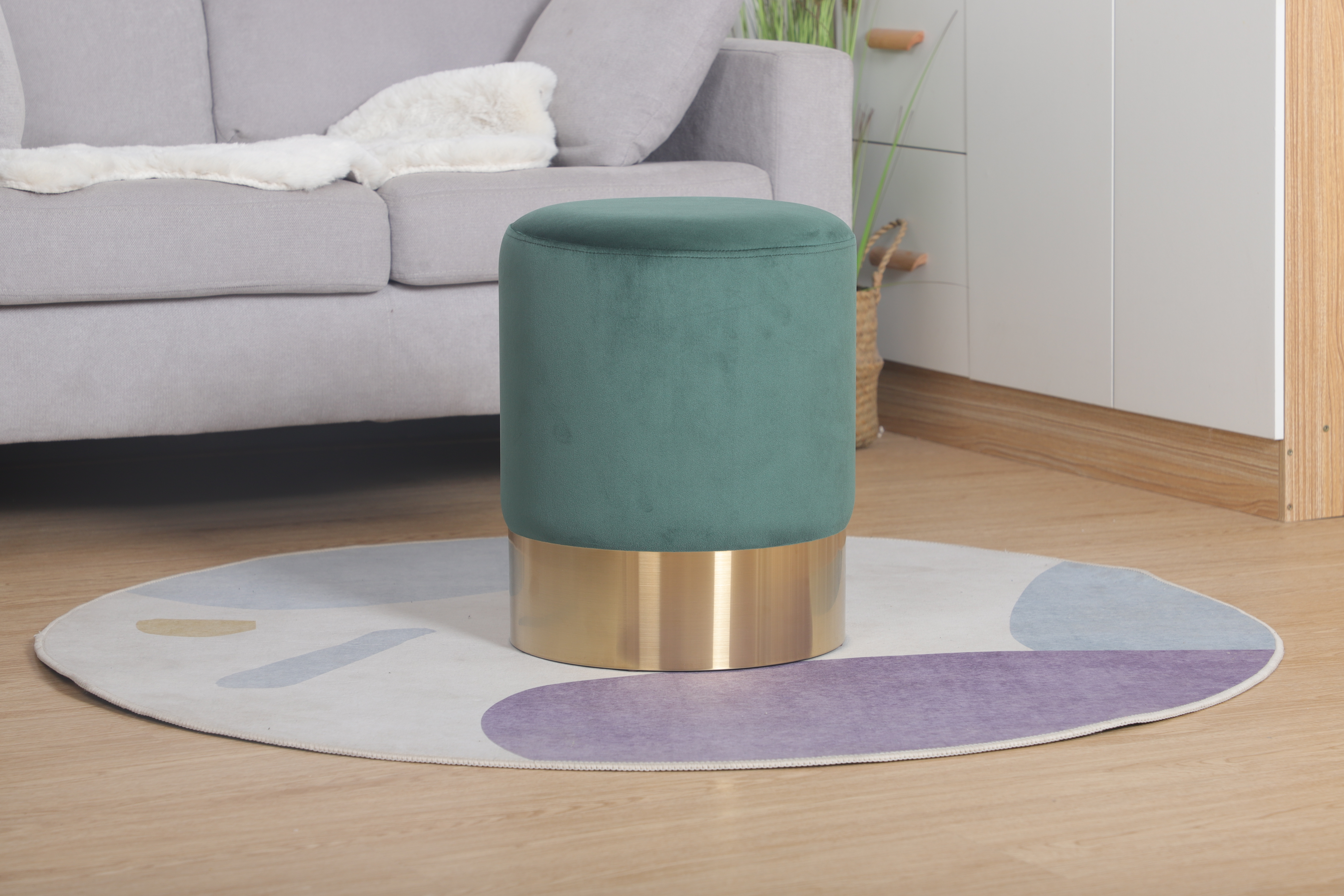 Taburete Cilíndrico Tapizado en Terciopelo Verde con Base de Acero Inoxidable en Acabado Dorado