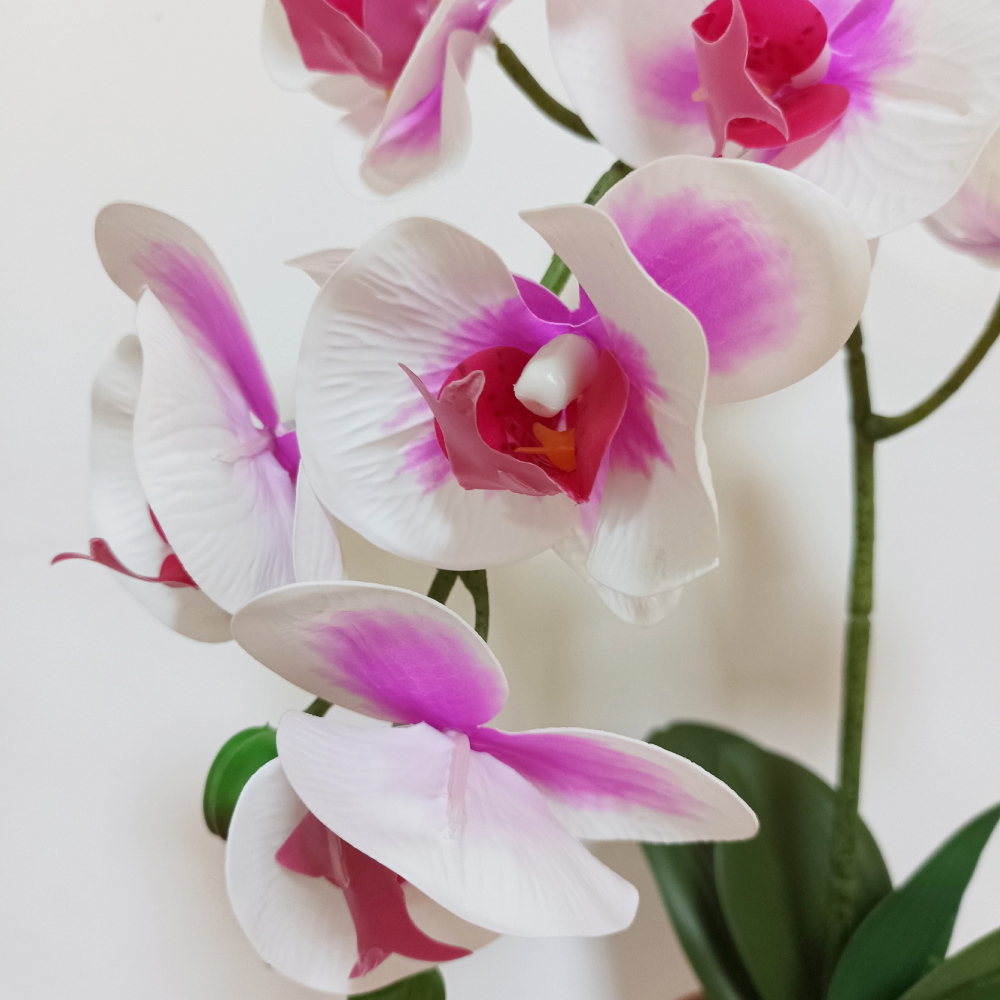 Planta Decorativa Orquídea Morada con Maceta Color Café