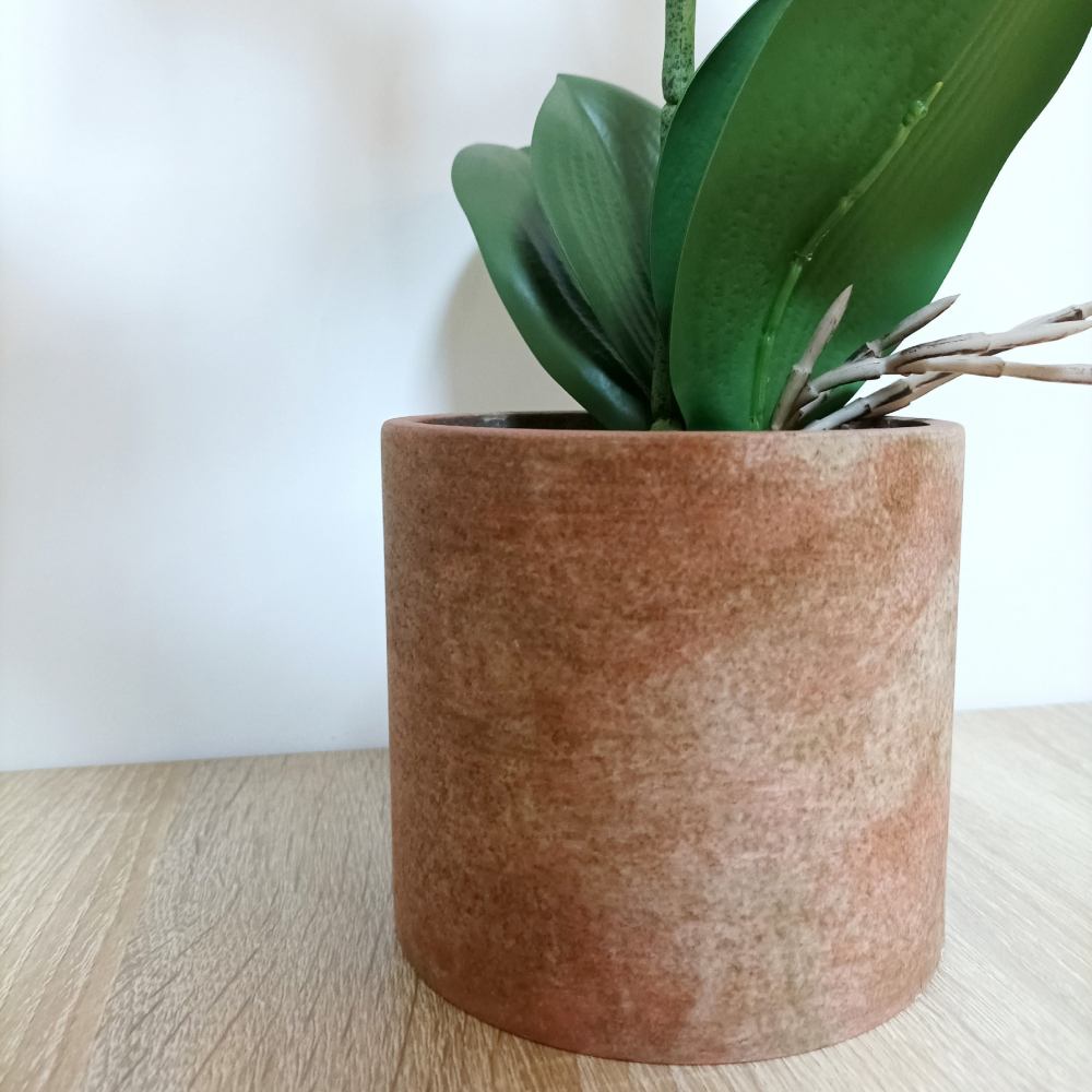 Planta Decorativa Orquídea Morada con Maceta Color Café