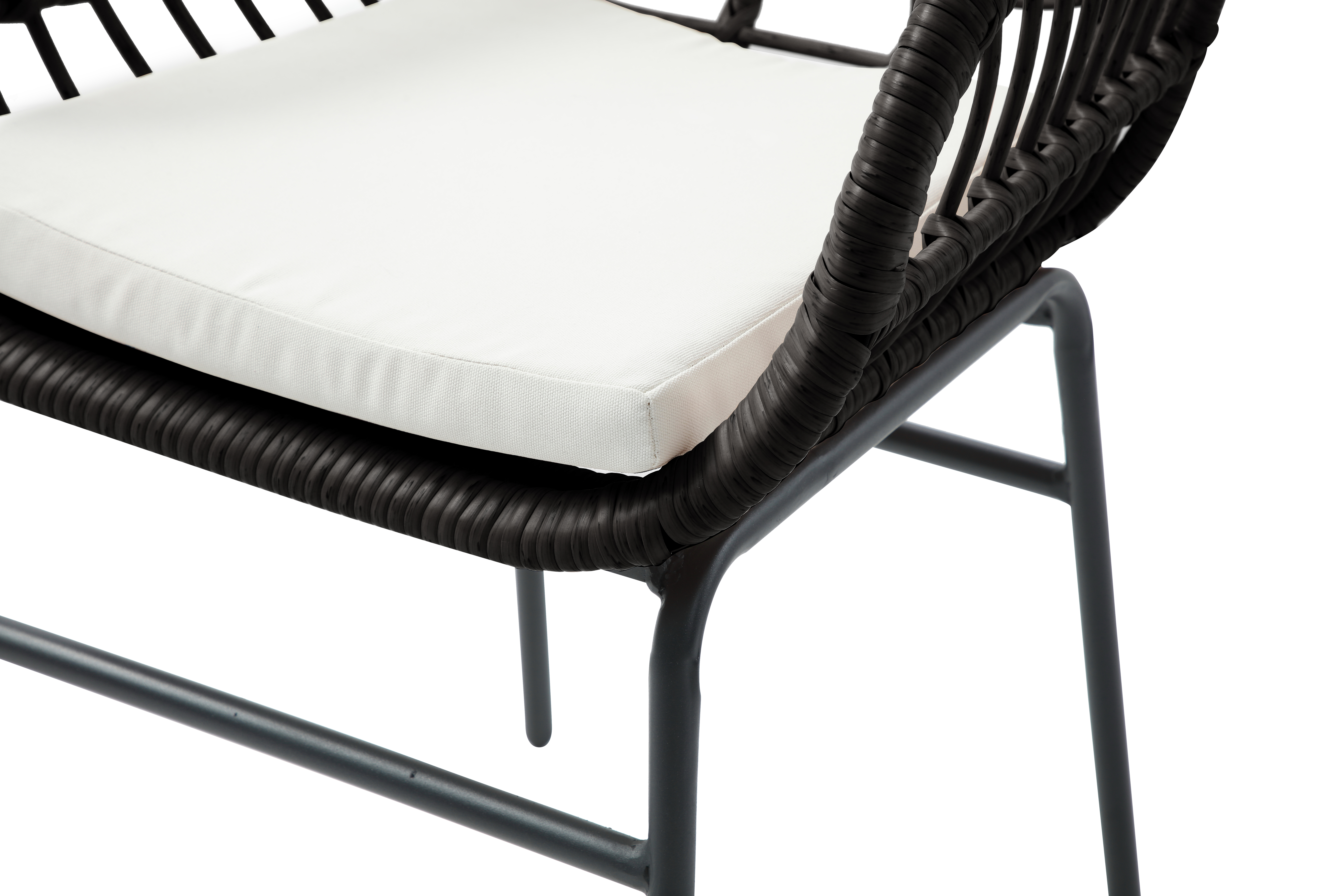 Silla de Exterior Negra con Asiento Acolchado Impermeable de Hule Espuma. Estructura de Aluminio y Ratán Sintético