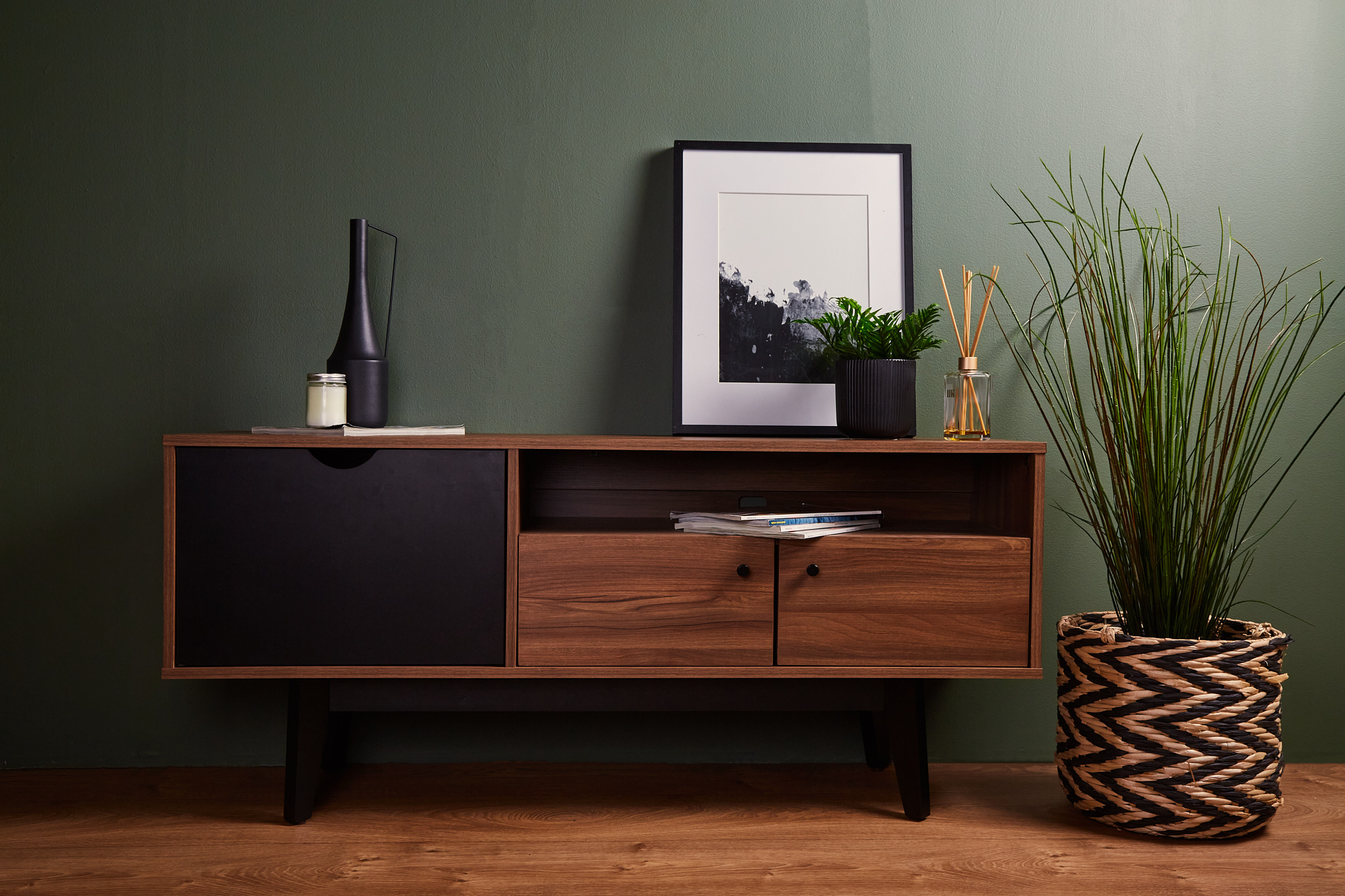 Mueble de TV Negro y Nogal con 3 Puertas para Almacenamiento. Patas de Madera de Pino y Recubierto en Melamina