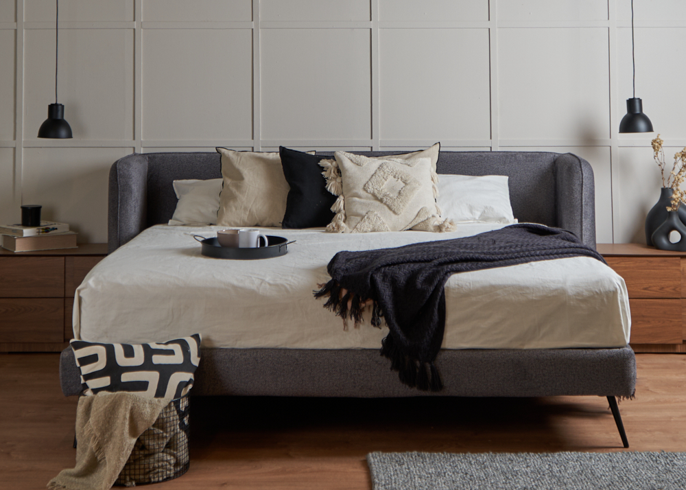 Cama Matrimonial con Cabecera y Base Gris en Tela Premium. Rellena de Hule Espuma y Estructura de Madera Maciza