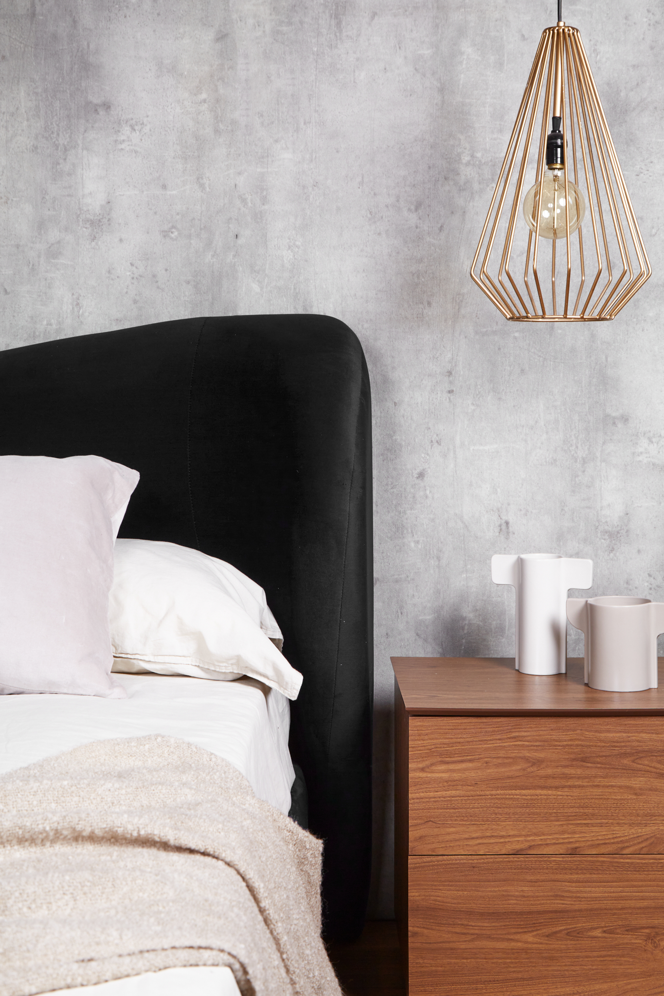 Cama Matrimonial con Cabecera Negra en Terciopelo. Rellena de Hule Espuma. Estructura de Madera Maciza