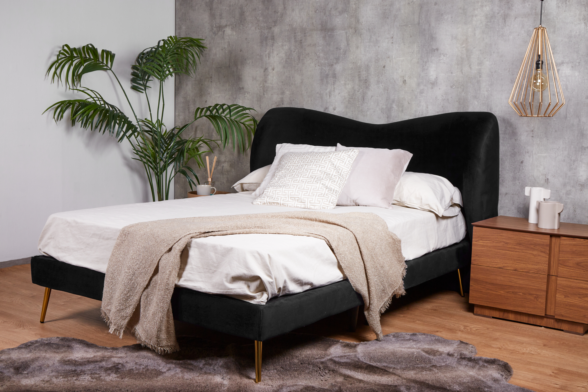 Cama Matrimonial con Cabecera Negra en Terciopelo. Rellena de Hule Espuma. Estructura de Madera Maciza