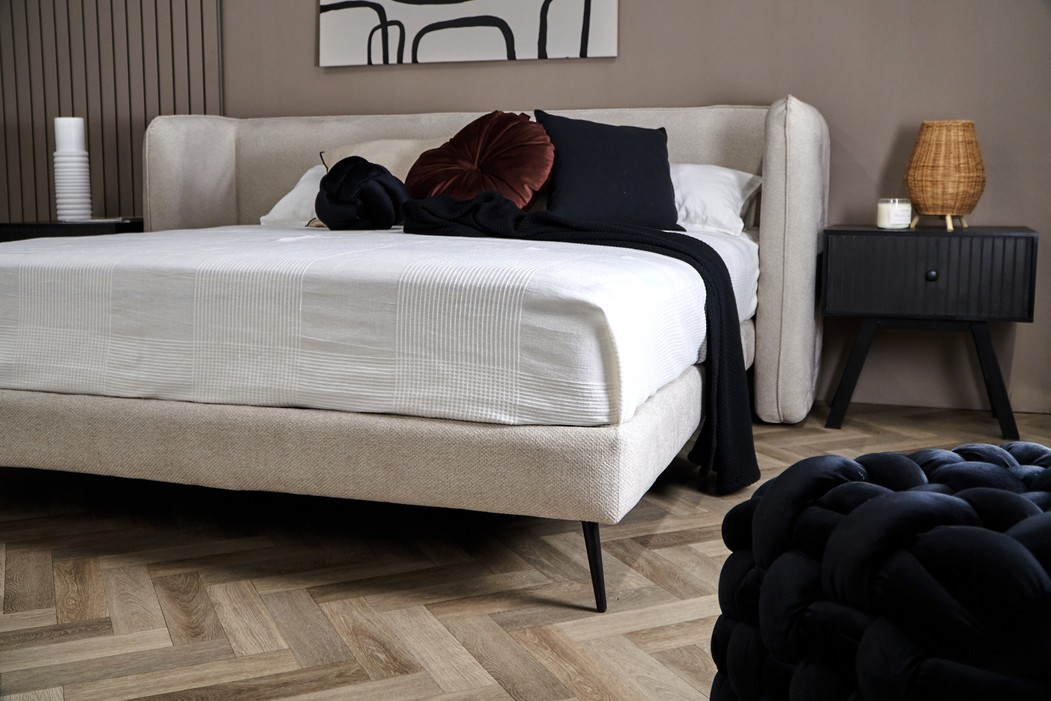 Cama Queen Size con Cabecera y Base Beige en Tela Premium. Rellena de Hule Espuma y Estructura de Madera Maciza