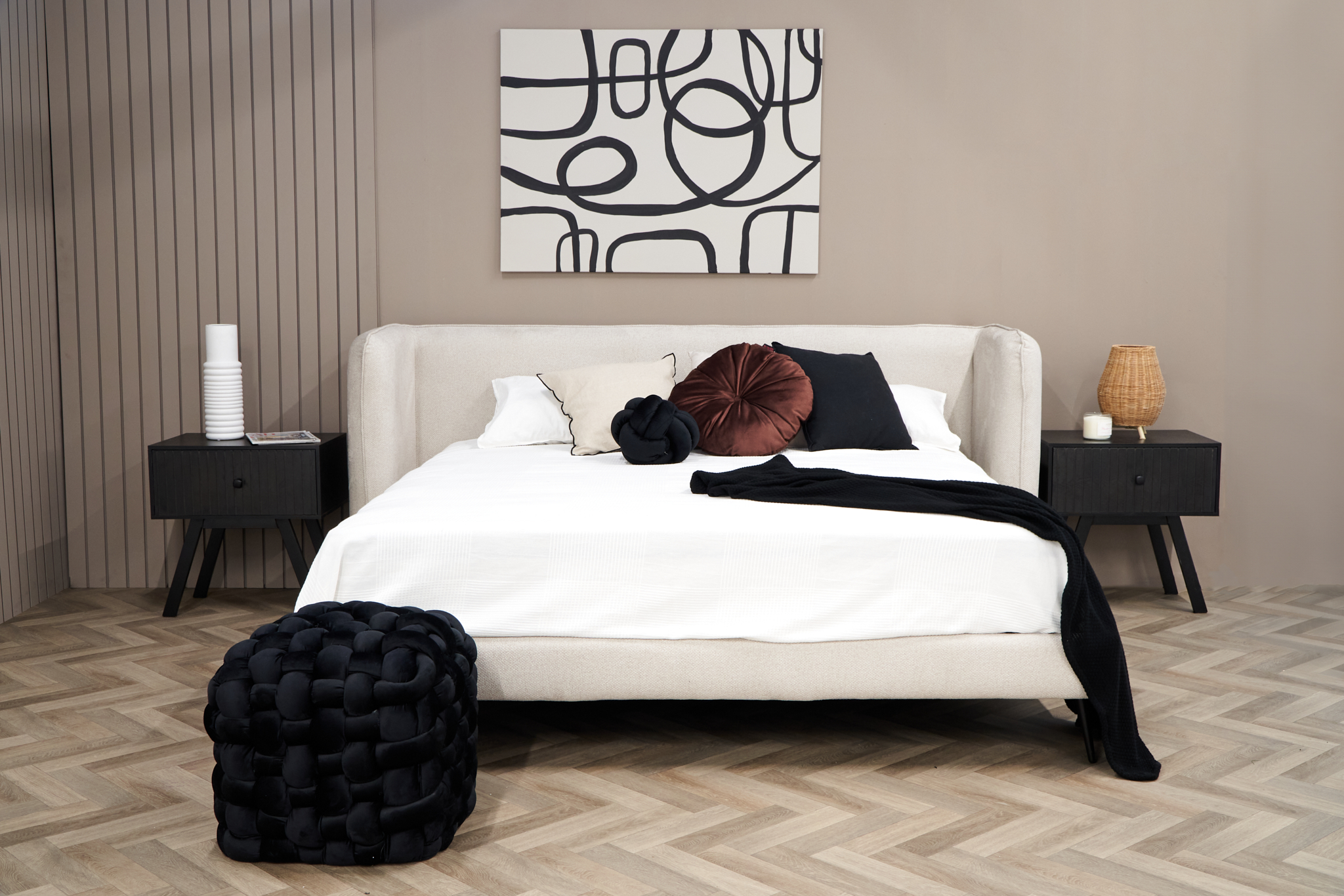 Cama Queen Size con Cabecera y Base Beige en Tela Premium. Rellena de Hule Espuma y Estructura de Madera Maciza