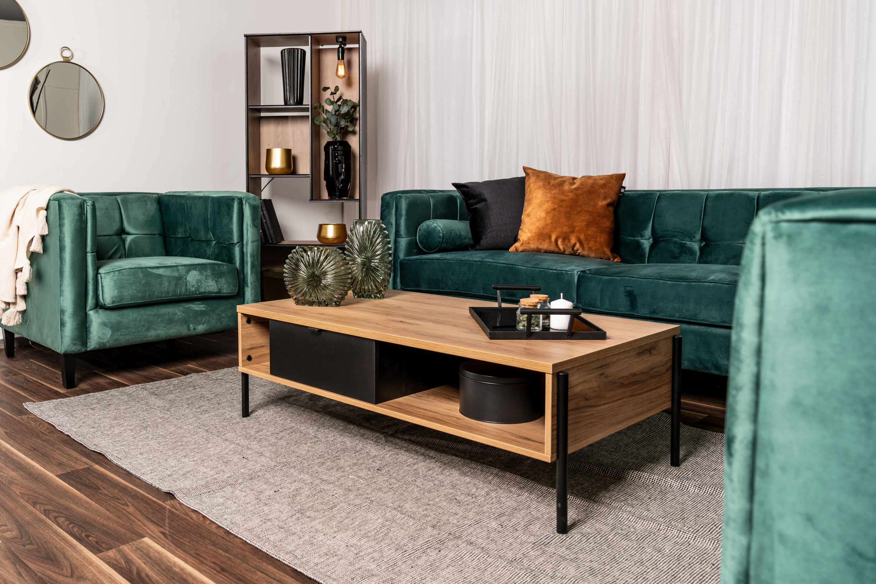 Sillón Individual Tapizado en Terciopelo Color Verde Forrest. Estructura de Madera Sólida