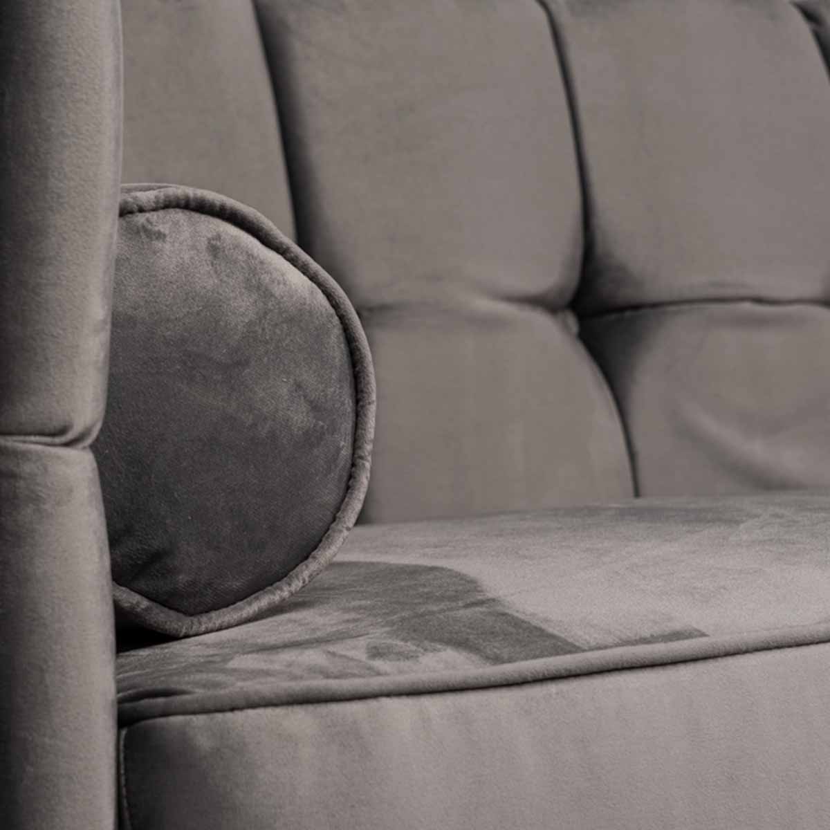 Sofá de 2 Plazas Tapizado en Terciopelo Gris Oscuro. Estructura de Madera Sólida