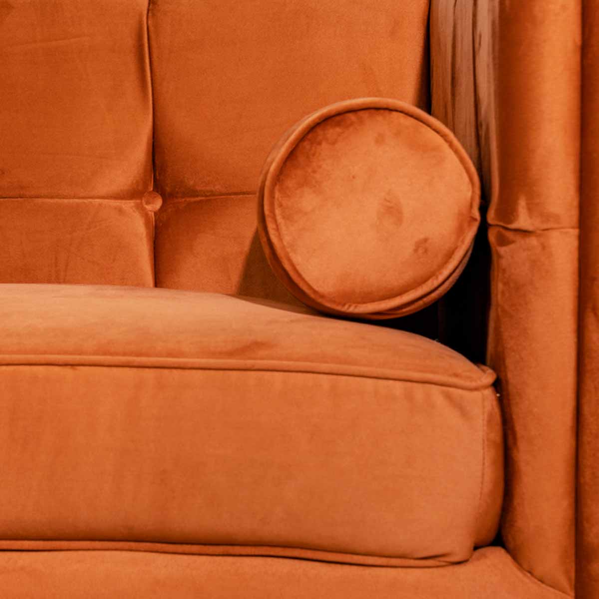 Sofá de 3 Plazas Tapizado en Terciopelo Color Canela. Estructura de Madera Sólida