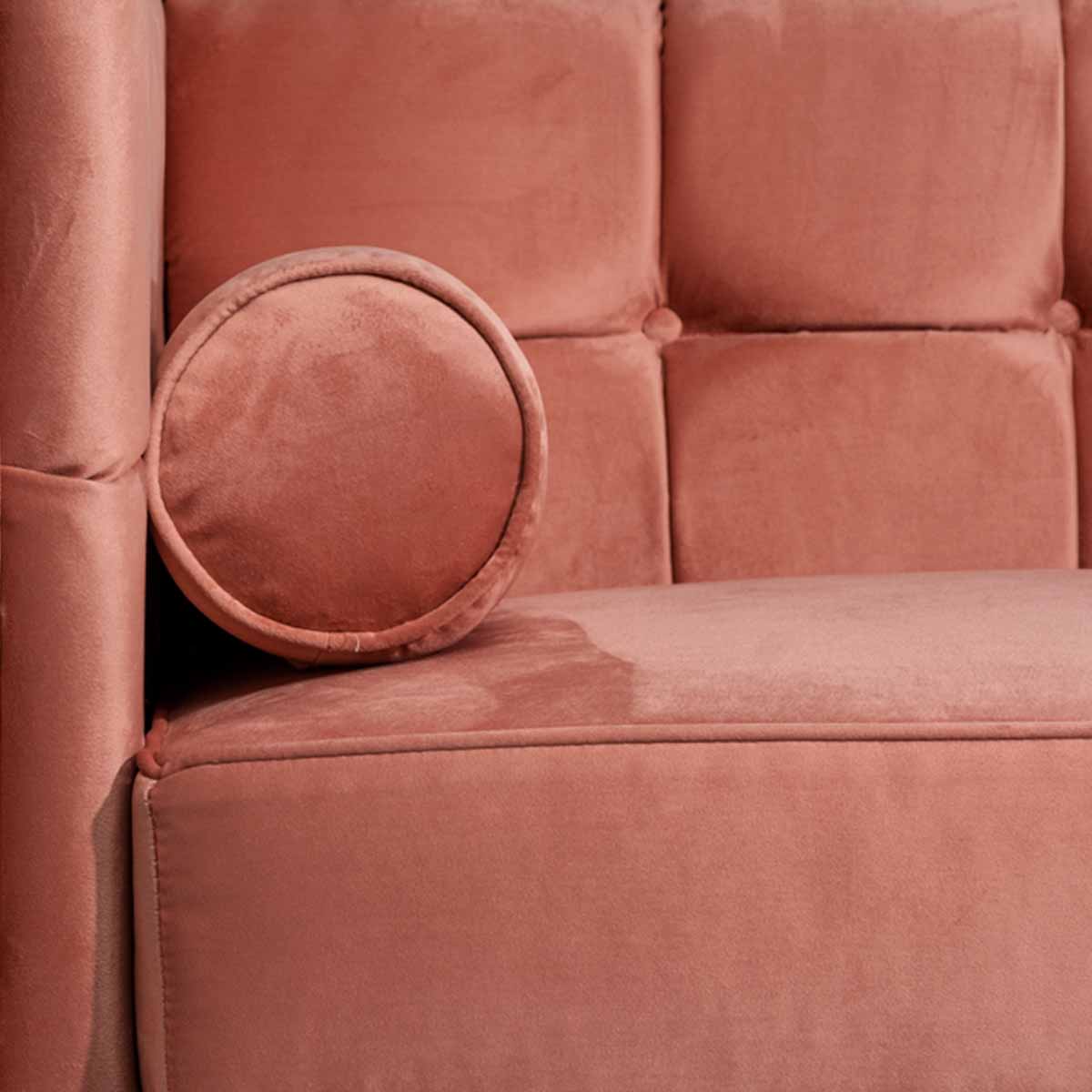 Sofá de 3 Plazas Tapizado en Terciopelo Color Salmón. Estructura de Madera Sólida