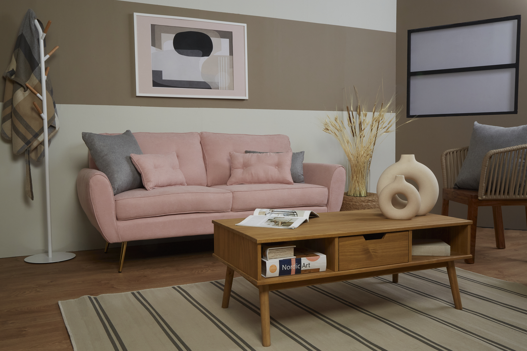Sofá de 3 plazas Tapizado con Tela Rosa. Estructura de Madera Sólida y Patas de Metal