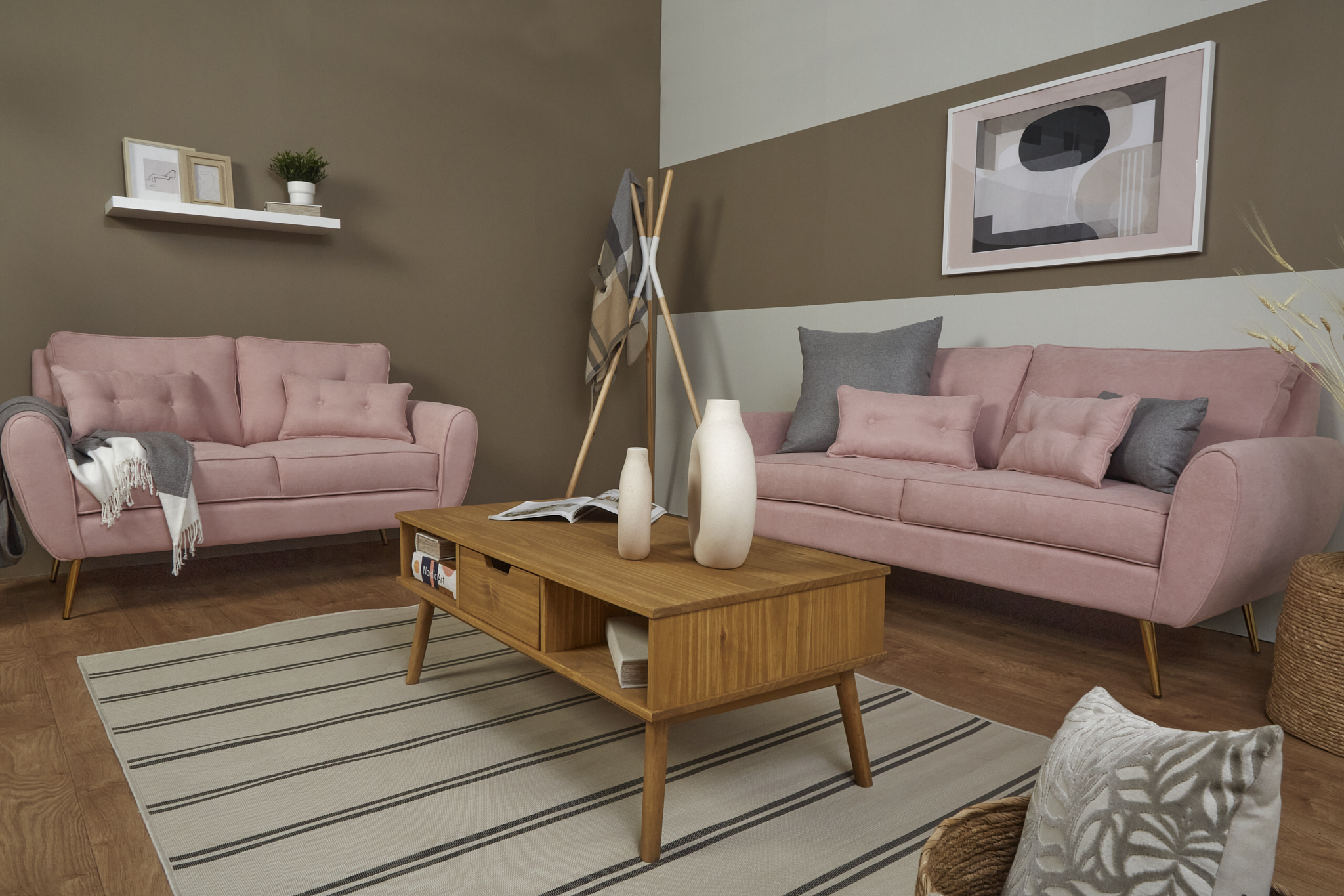 Sofá de 3 plazas Tapizado con Tela Rosa. Estructura de Madera Sólida y Patas de Metal