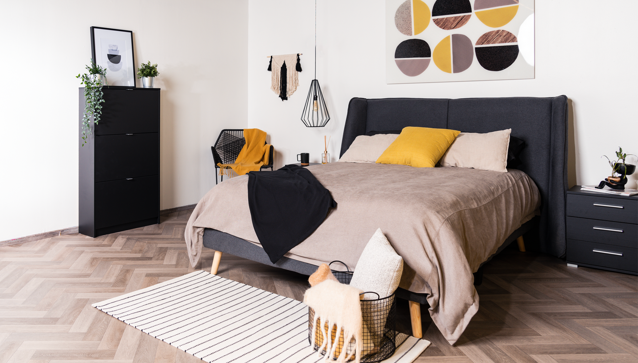 Cama Matrimonial  Color Gris Oscuro. Cabecera con Base Rellena de Hule Espuma. Estructura de Madera Maciza